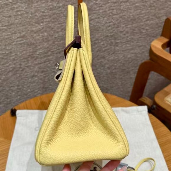 Classic Hermes Bag: A Stylish and Versatile Choice for Elegance - Picture 3 of 6